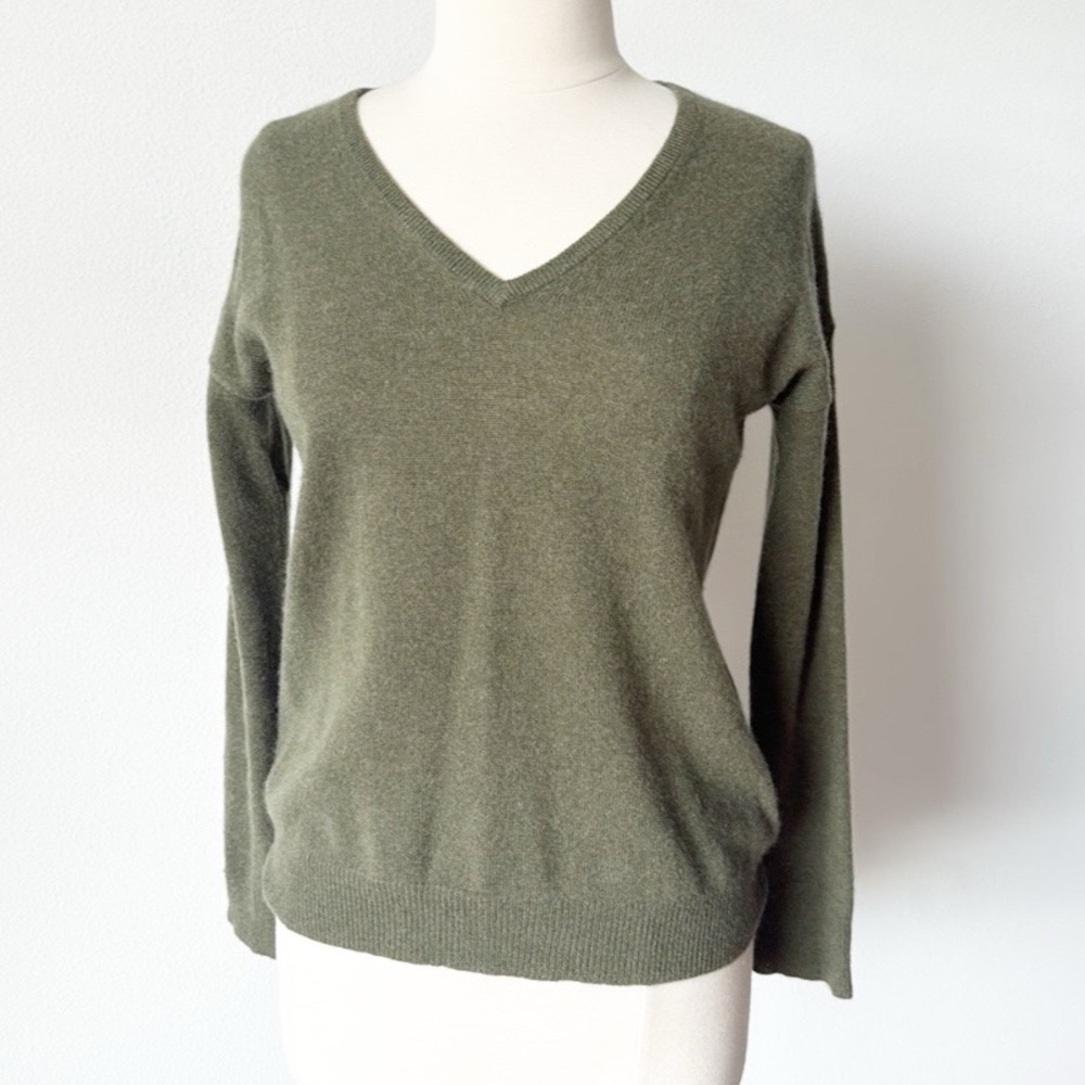 100% Cashmere Olive Green V-Neck Women's Sweater - Picture 3 of 16